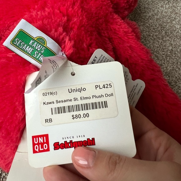 Kaws x uniqulo Elmo plush - Picture 5 of 7